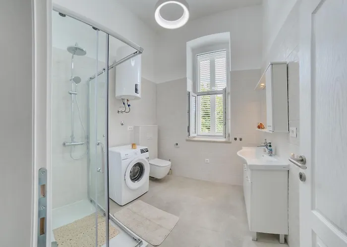 Loreta クラリェヴィツァ